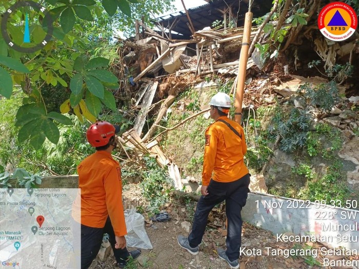 Turap setinggi lima meter di Jalan Citra Prima, Muncul, Tangerang Selatan (Tangsel), longsor. (IG @bpbdtangerangselatan)