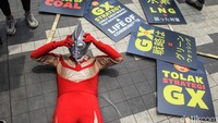 Aksi teatrikal diikuti karakter superhero Ultraman.