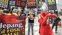 Ultraman tampak menggunakan selang oksigen sebagai pertanda udara yang sangat kotor akibat polusi dan eksploitasi energi fosil.