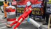 Ultraman terkapar karena udara kotor.