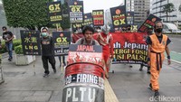 Massa yang membawa spanduk dan berbagai poster tuntutan itu membubarkan diri setelah melakukan aksi sekitar 40 menit.
