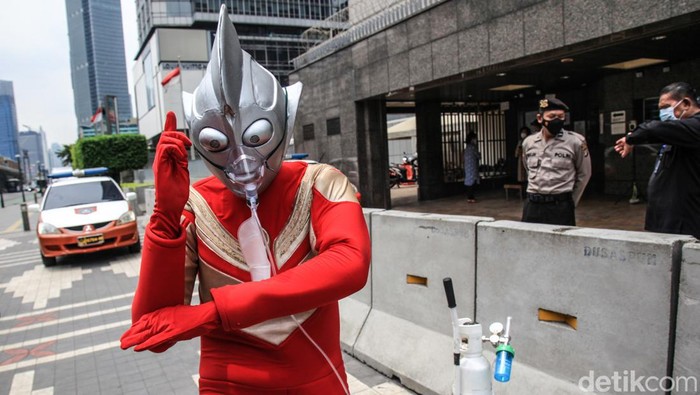 Aktivis lingkungan dari Wahana Lingkungan Hidup Indonesia (Walhi) melakukan aksi teatrikal di Kedubes Jepang di Jakarta. Aksi teatrikal diikuti superhero 'Ultramen'.