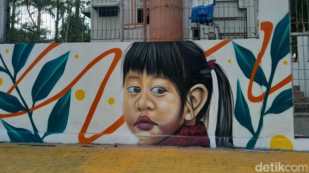 Wajah Sedah Mirah Nasutiuon, anak Walkot Bobby Nasution terpampang di Lapangan Gajah Mada Medan.