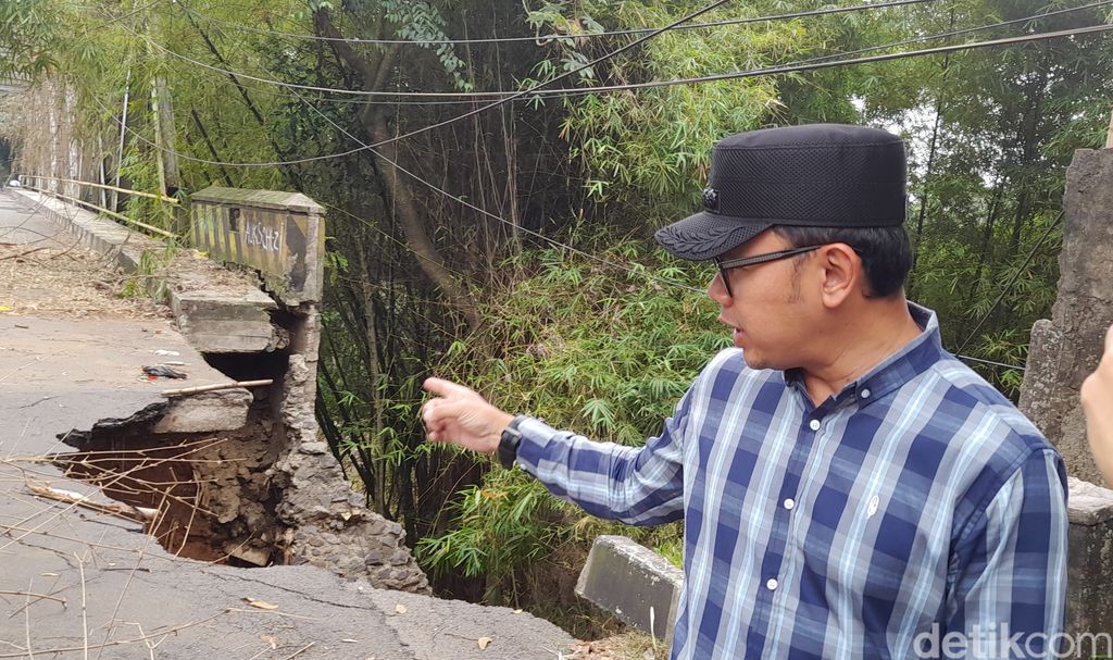 Wali Kota Bogor Bima Arya meninjau jembatan Cisadane di Jl Darul Quran yang longsor. 1 November 2022. (M Sholihin/detikcom)