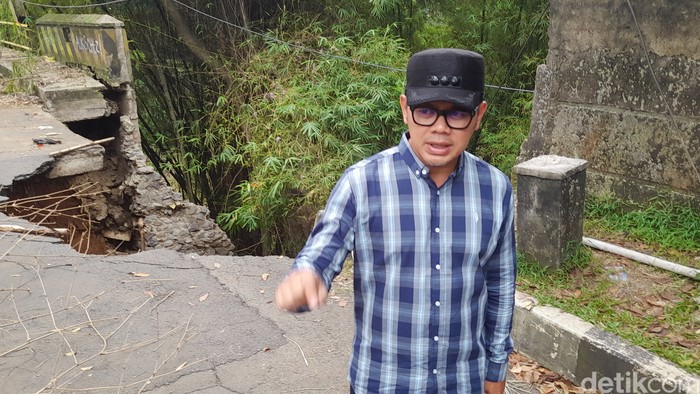 Wali Kota Bogor Bima Arya meninjau jembatan Cisadane di Jl Darul Quran yang longsor. 1 November 2022. (M Sholihin/detikcom)