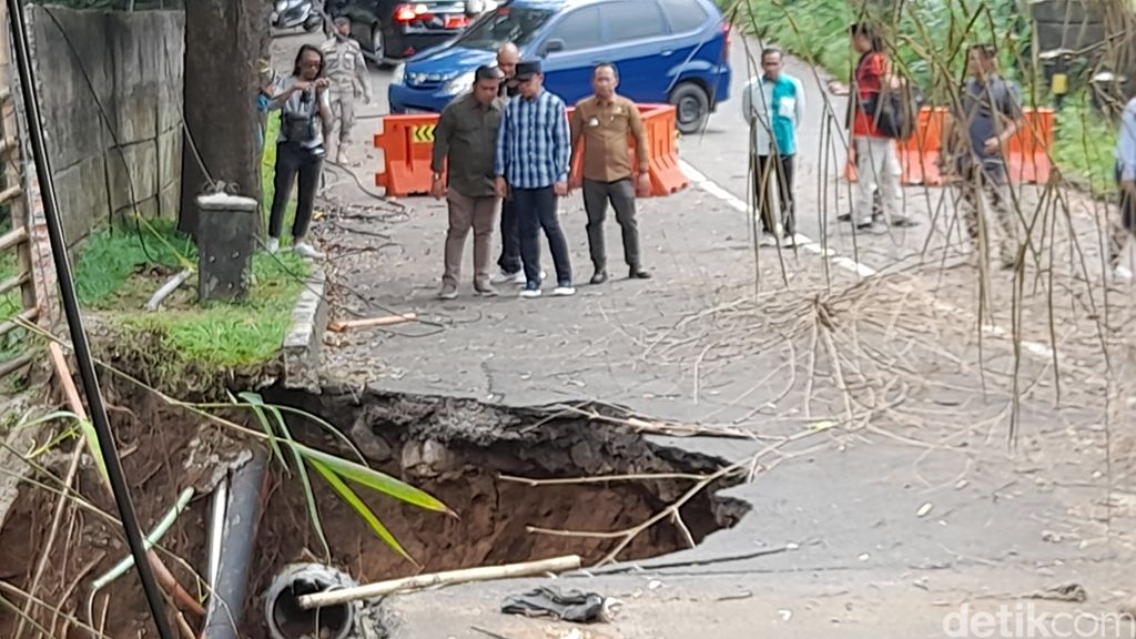 Wali Kota Bogor Bima Arya meninjau jembatan Cisadane di Jl Darul Quran yang longsor. 1 November 2022. (M Sholihin/detikcom)