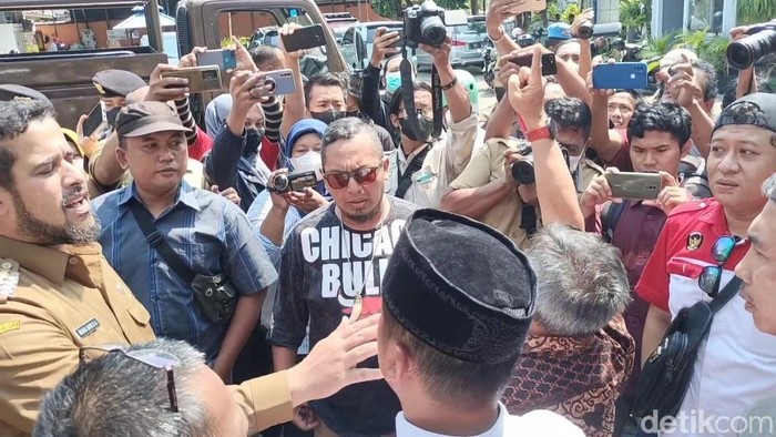 Walkot Probolinggo Habib Hadi cekcok dengan sejumlah orang saat hendak menutup karaoke