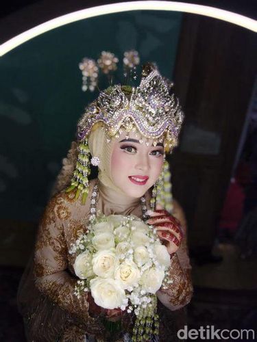 Siti Nur Jumroh menceritakan kisahnya yang salah memilih makeup artist saat hari pernikahan, viral di media sosial.