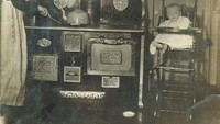 Beralih ke tahun 1890, ini foto pertama yang eksis. Memperlihatkan seorang ibu tengah memasak menggunakan kompor keluaran Niagara Stove Company yang semuanya terbuat dari besi. Foto: Archive Project/Veterans United