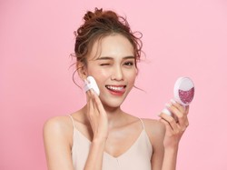 7 Urutan Makeup Menggunakan Cushion buat Tampilan Flawless Sehari-hari