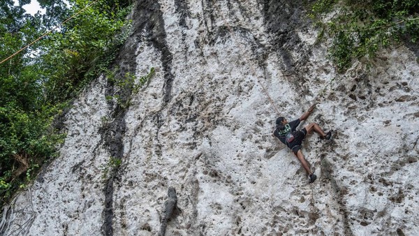 Tebing sawapudo awalnya dipopulerkan Mahasiswa Pecinta Alam Universitas Sulawesi Tenggara (Mapala Unsultra) tahun 1996, sampai kini masih menjadi salah satu wisata minat khusus yang ada di kabupaten konawe. (Andry Denisah/Getty Images) Â Tebing sawapudo awalnya dipopulerkan Mahasiswa Pecinta Alam Universitas Sulawesi Tenggara (Mapala Unsultra) tahun 1996, sampai kini masih menjadi salah satu wisata minat khusus yang ada di kabupaten konawe. (Andry Denisah/Getty Images) Â
