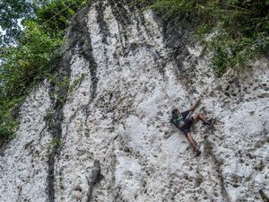 Adu Adrenalin Panjat Tebing 20 Meter di Konawe, Berani?