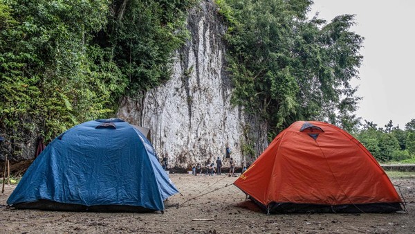 Daya tarik tebing sawapudo terletak dengan lokasinya yang dekat dengan laut, di kelilingi hutan bakau yang hanya berjarak 100 meter dari tebing. (Andry Denisah/Getty Images) Â Daya tarik tebing sawapudo terletak dengan lokasinya yang dekat dengan laut, di kelilingi hutan bakau yang hanya berjarak 100 meter dari tebing. (Andry Denisah/Getty Images) Â