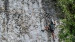 Adu Adrenalin Panjat Tebing 20 Meter di Konawe, Berani?