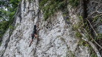 Lokasi tebing ini masih tergolong dekat dengan kota kendari, hanya membutuhkan waktu 1 jam dengan jarak 29 KM melalui jalur batugong, kondisi jalan 90% baik dan mudah untuk dilalui oleh kendaran ruda dua maupun roda empat. (Andry Denisah/Getty Images)  
