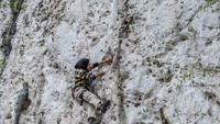 Tebing Sawapudo yang memiliki dinding batuan karst ini banyak dikunjungi wisatawan dan pecinta alam sebagai area panjat tebing. (Andry Denisah/Getty Images)  
