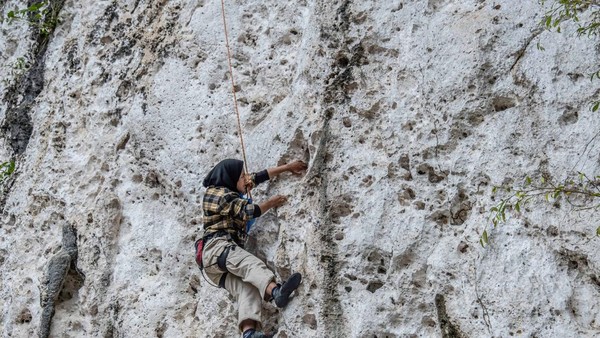 Tebing Sawapudo yang memiliki dinding batuan karst ini banyak dikunjungi wisatawan dan pecinta alam sebagai area panjat tebing. (Andry Denisah/Getty Images) Â Tebing Sawapudo yang memiliki dinding batuan karst ini banyak dikunjungi wisatawan dan pecinta alam sebagai area panjat tebing. (Andry Denisah/Getty Images) Â