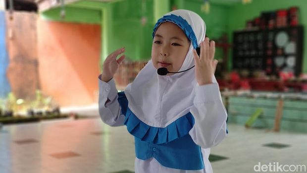Aerilyn Banafsa Zuhizanur Almadina