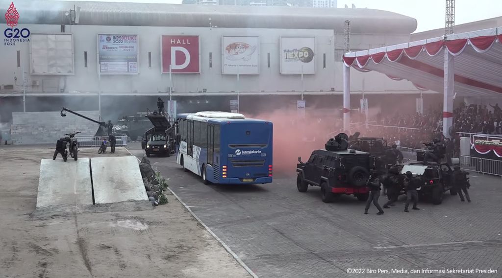 Aksi Kopassus di Pameran Indo Defence 2022 Expo & Forum, Jakarta, Rabu (2/11/2022). (Tangkapan layar Youtube  Sekretariat Presiden)