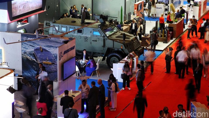 Indo Defence 2022 Expo & Forum kembali digelar di JIExpo Kemayoran, Jakarta Pusat, Rabu (2/11). Ratusan perusahaan alutsista dari seluruh dunia memeriahkan pameran tersebut.