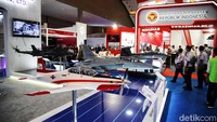 Terlihat di pameran berbagai alat tempur di pamerkan mulai dari mobil taktikal,pesawat tempur, alat pengintai, hingga misil dan roket.