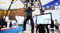 Peserta pameran memperagakan penggunaan produk yang dipamerkan di Indo Defence 2022.