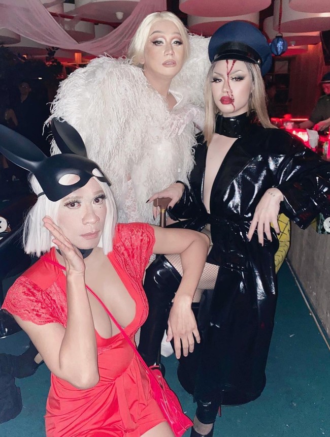 Penampilan Aming semakin terlihat lengkap dengan riasan wajah dan bulu mata palsu yang cukup tebal. Bagaimana menurutmu penampilan Aming saat cosplay jadi siluman rubah seksi seperti ini? Foto: Instagram/@amingisback