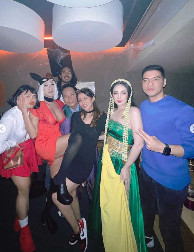 Tak lupa Aming juga berfoto bersama rekan-rekan sesama artisnya yang hadir. Dalam foto terlihat Celine Evangelista yang cosplay jadi Nyai Roro Kidul dan Denny Cagur. Foto: Instagram/@amingisback