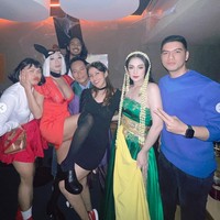 Tak lupa Aming juga berfoto bersama rekan-rekan sesama artisnya yang hadir. Dalam foto terlihat Celine Evangelista yang cosplay jadi Nyai Roro Kidul dan Denny Cagur. Foto: Instagram/@amingisback