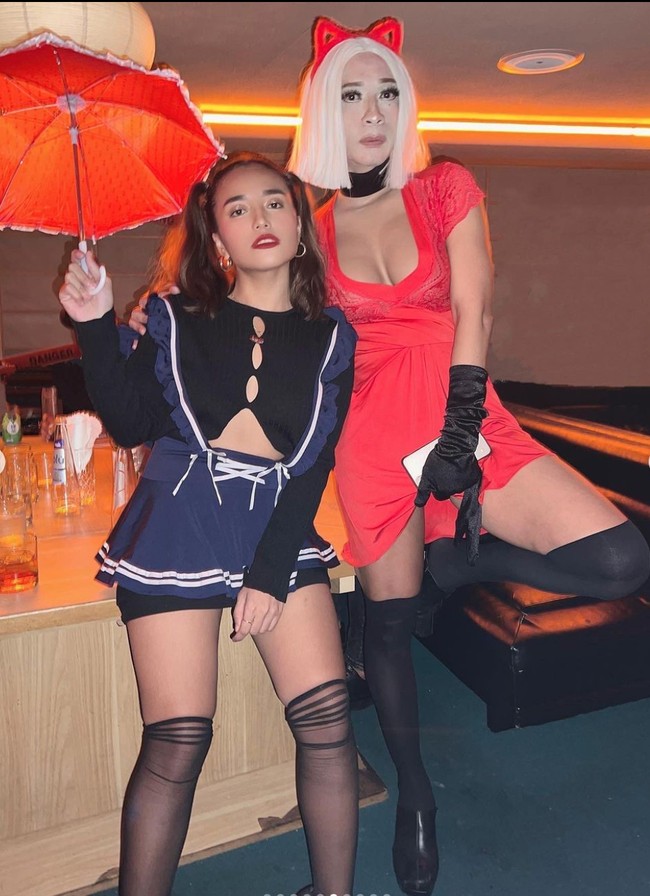 Untuk menunjang penampilannya Aming juga mengenakan choker, sepasang sarung tangan, stocking yang panjangnya sampai ke lutut, dan sepatu hitam. Tak lupa dirinya juga mengenakan bando berwarna merah berbentuk telinga rubah. Foto: Instagram/@amingisback