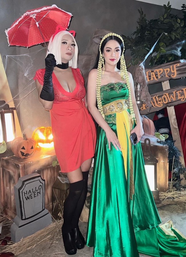 Aming sendiri memang seringkali terlihat tampil nyentrik. Belakangan dirinya juga kerap mengenakan payudara prosetetik dan berdandan seperti layaknya seorang wanita. Foto: Instagram/@amingisback