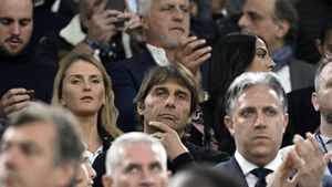 Conte Serius tapi Senyum di Tribune Laga Marseille Vs Tottenham