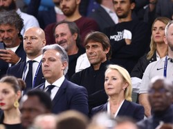 Perlahan-lahan, muncul seulas senyum di wajah Conte. Timnya memang sukses menang 2-1 di markas Marseille. Foto: Getty Images/Clive Rose