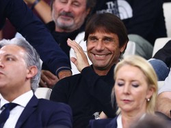 Senyum Conte kian lebar. Boleh jadi ini tak lepas dari fakta bahwa kemenangan atas Marseille memastikan Tottenham lolos sebagai juara grup. Foto: Getty Images/Clive Rose