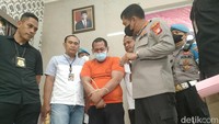 Pelaku mengaku membacok anak dengan dalih merasa tak dihargai istri. Ia membacok anak dan istri berkali-kali hingga sang anak tewas. (Foto: Dwi R/detikcom)