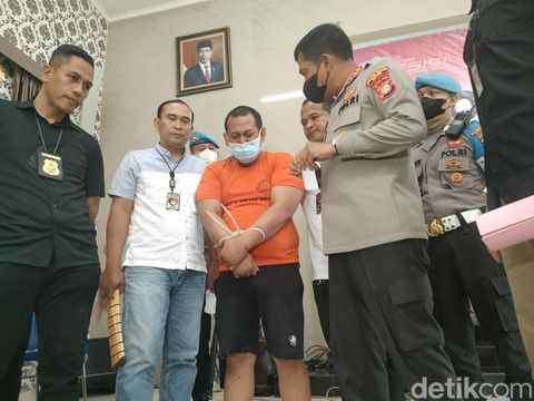 Motif ayah bunuh anak di Depok sudah terungkap. Pelaku yang bernama Rizky Noviyandi Achmad mengakui alasan dirinya membunuh anak dan melukai istrinya.