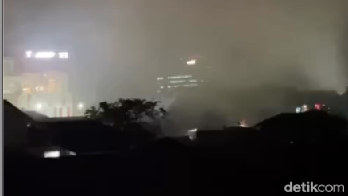 Asap mengepul dari kebakaran gedung PLN di Palembang terekam kamera warga.