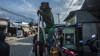 Topeng monyet adalah hal biasa yang kita saksikan di Indonesia. Pertunjukan yang menggunakan monyet kecil ini diibaratkan sirkus lawas yang sudah ada sejak lama.