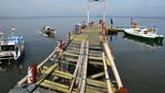 Bahaya! Dermaga Kayu di Makassar Ini Rusak