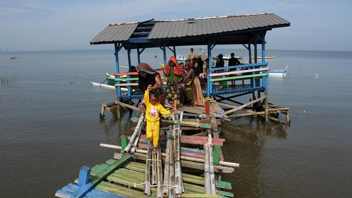 Bahaya! Dermaga Kayu di Makassar Ini Rusak Nelayan memarkir perahunya di dermaga kayu Kampung Bahari Nusantara yang rusak di Kelurahan Untia, Makassar, Sulawesi Selatan, Rabu (2/11/2022). Warga dan nelayan setempat berharap dermaga yang menjadi tempat alternatif sandarnya perahu nelayan serta salah satu objek wisata di daerah itu tersebut segera diperbaiki karena dinilai membahayakan terutama saat air laut pasang. ANTARA FOTO/Arnas Padda/aww.