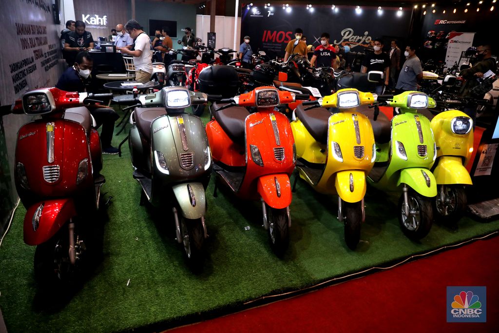 Banyak motor listrik yang telah hadir di Indonesia dengan pilihan tipe dan harga yang beragam dari berbagai merek. Uwinfly T3 dengan desain skutik retro mirip Vespa dengan harga Rp10,8 jutaan. (CNBC Indonesia/ Muhammad Sabki)