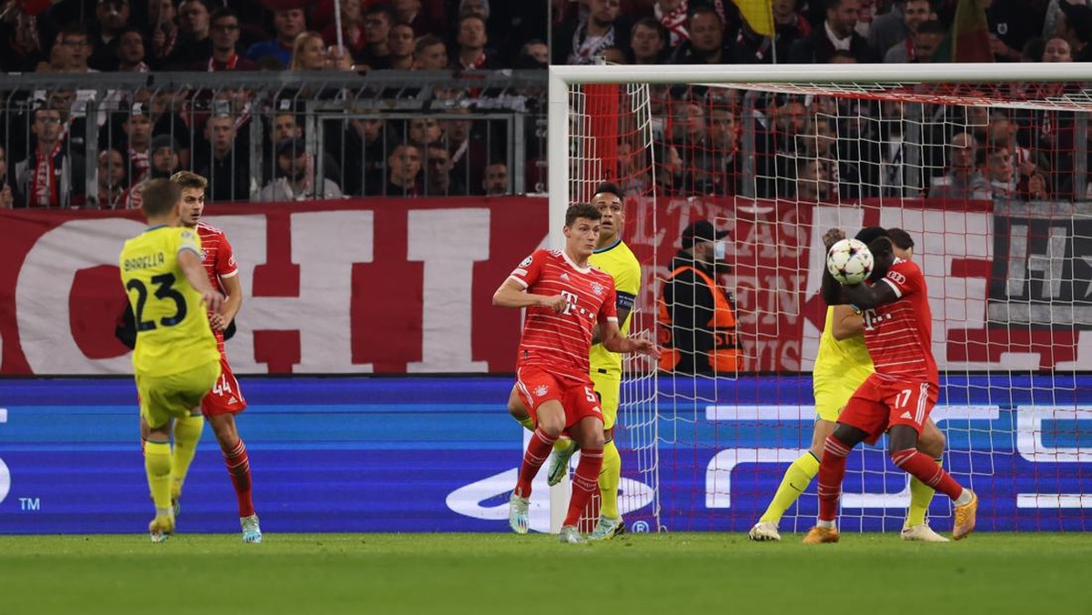 Sadio Mane menganggap kalau tendangan Nicolo Barella tak kena tangannya dirinya bisa ke rumah sakit Foto: Getty Images/Jonathan Moscrop