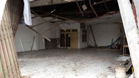 Sejumlah mobil yang berada di showroom itu telah dievakuasi. Mobil-mobil itu mengalami kerusakan di bagian depan lantaran ditabrak oleh bus Hiba Utama.