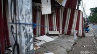 Selain menabrak mobil, bus Hiba Utama itu menabrak sebuah motor yang melintas di di depan showroom tersebut. Motor itu juga terlihat ringsek.
