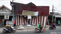 Pengendara melintas di depan showroom mobil yang ditabrak Bus Hiba Utamadi Jatinegara, Jakarta Timur (Jaktim).