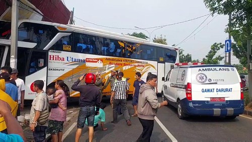 Sebuah bus Hiba Utama menabrak showroom di Jl I Gusti Ngurah Rai, Klender, Jakarta Timur. kecelakaan diduga akibat sopir bus yang tak bisa mengendalikan bus usai menghindari sepeda motor.