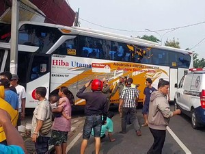 Bus Seruduk Showroom Mobil di Jalan Ngurah Rai Jaktim