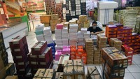 Mungkin untuk sebagian warga Bogor memiliki kenangan di Toko tersebut. Hampir semua warga Bogor pernah merasakan pengalaman berbelanja di sana. (Antara Foto/Arif Firmansyah)