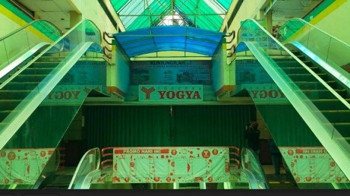 Begini Situasi Toserba Yogya Bogor yang Resmi Tutup Permanen Toko ritel Toserba Yogya di Bogor resmi ditutup permanen 2 hari lalu, (31/10). Ini dilakukan karena gedung Plaza Bogor akan direvitalisasi oleh Pemkot Bogor.