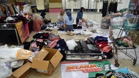 Situasi barang yang sedang di rapihkan para karyawan. Alasan ditutup karena gedung Plaza Bogor akan direvitalisasi oleh Pemerintah Kota (Pemkot) Bogor. (Antara Foto/Arif Firmansyah)